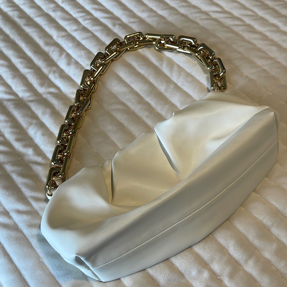 White dumpling chain bag